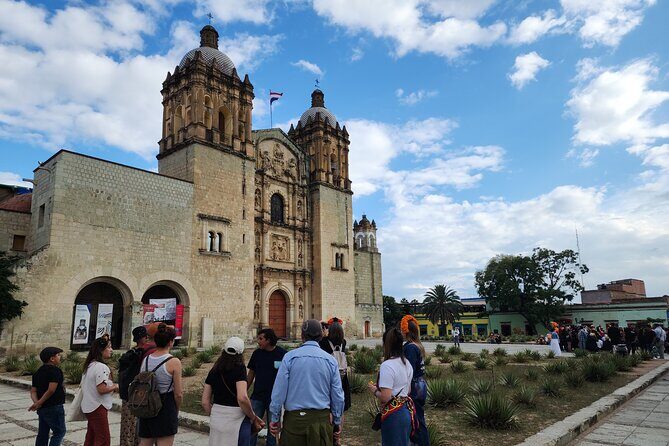 5 Hours Guided Day of The Dead Evening Walking Tour in Oaxaca - Dinner and Snacks (7–8 pm): Included, but Think of It as Fuel, Not a Show