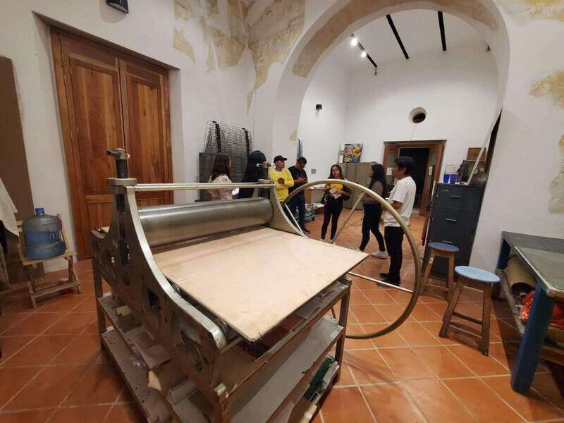 Art Workshops and Chocolate Shops Tour in Oaxaca - How the guide connects artworks to cocoa culture