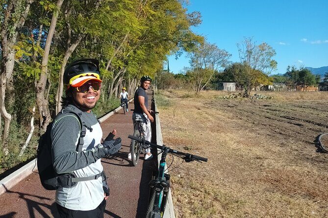 Bike tour to the Tule Tree and the Gastronomic Market - Your guide and the small-group pace