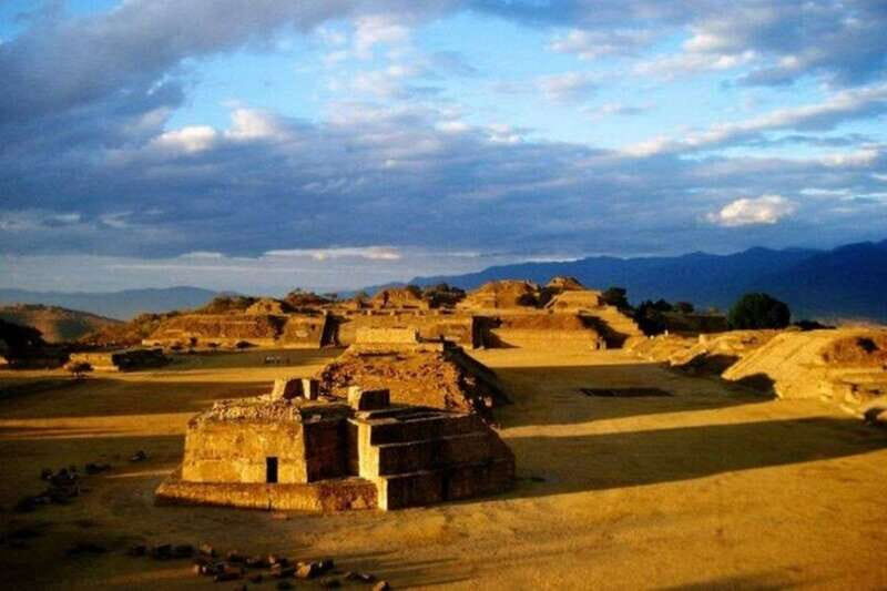 Monte Alban Walking Tour - Monte Albán by van: meeting at Cosijoeza and keeping the day efficient