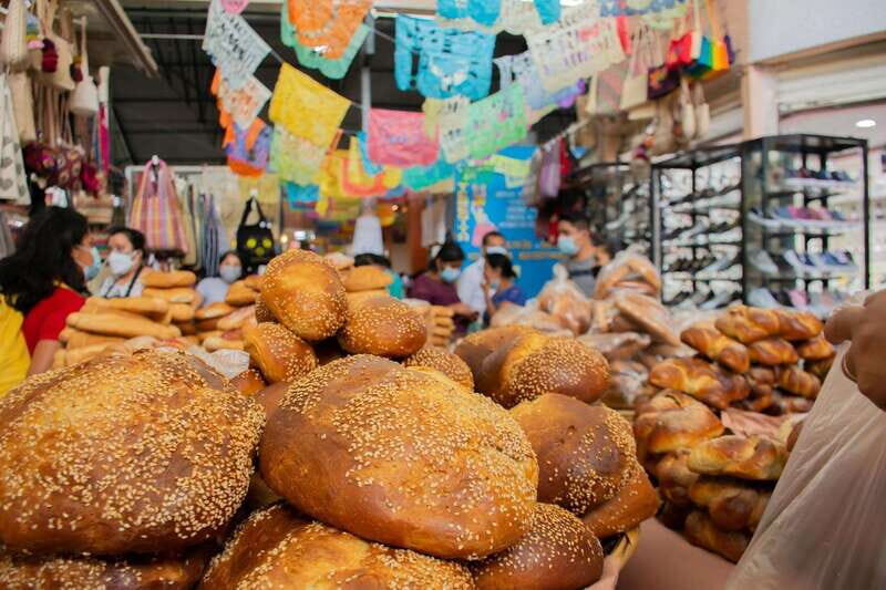 Oaxaca and its colors: Walking City Tour - Walking Macedonio Alcalá Street like a local