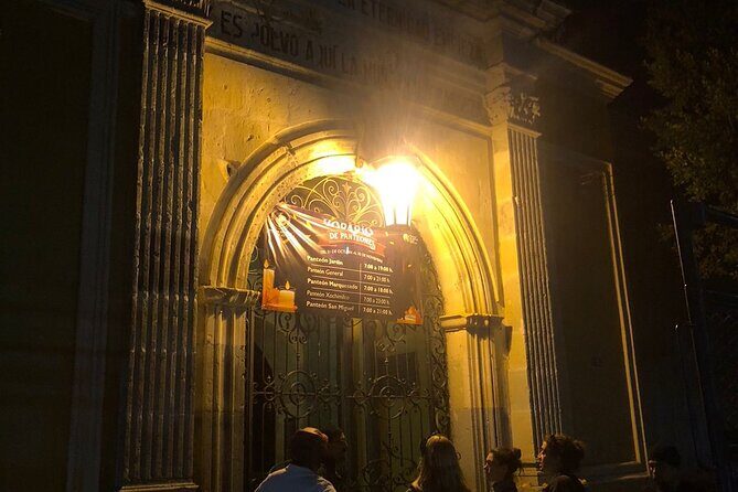 Oaxaca city bike ride - History & traditions - Stop 4: Los Arquitos de Xochimilco and the story of a historic barrio