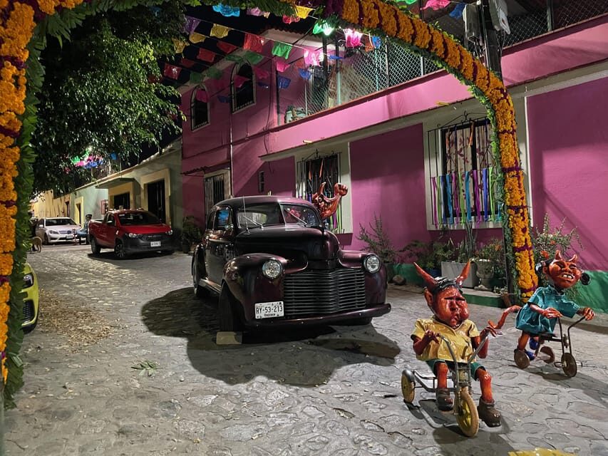 Oaxaca: Day of the Dead Evening Walking Tour with Dinner - Plaza Cruz de Piedra: meeting point and getting in the right mood