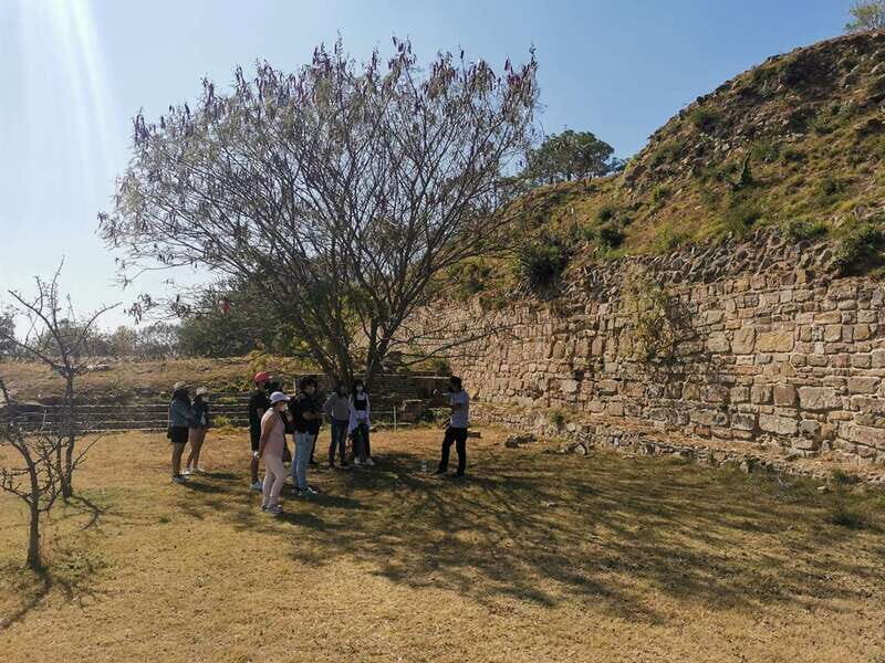 Oaxaca: Full Day Guided Tour on the Monte Alban Route - San Bartolo Coyotepec: barro negro in a workshop setting