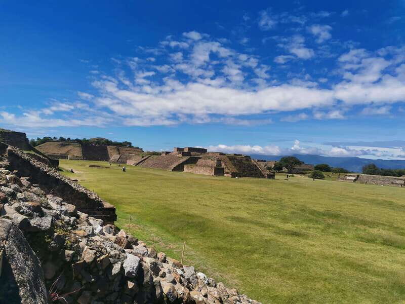 Oaxaca: Full Day Guided Tour on the Monte Alban Route - Monte Albán: a guided morning before the sun takes over
