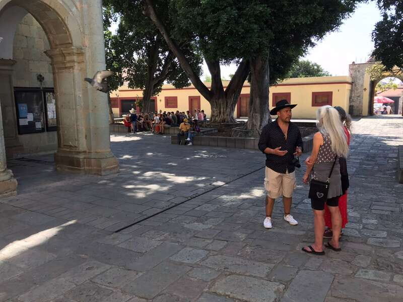 Oaxaca: Guided City Walking Tour - Bilingual guide and transport: how the 4 hours really function