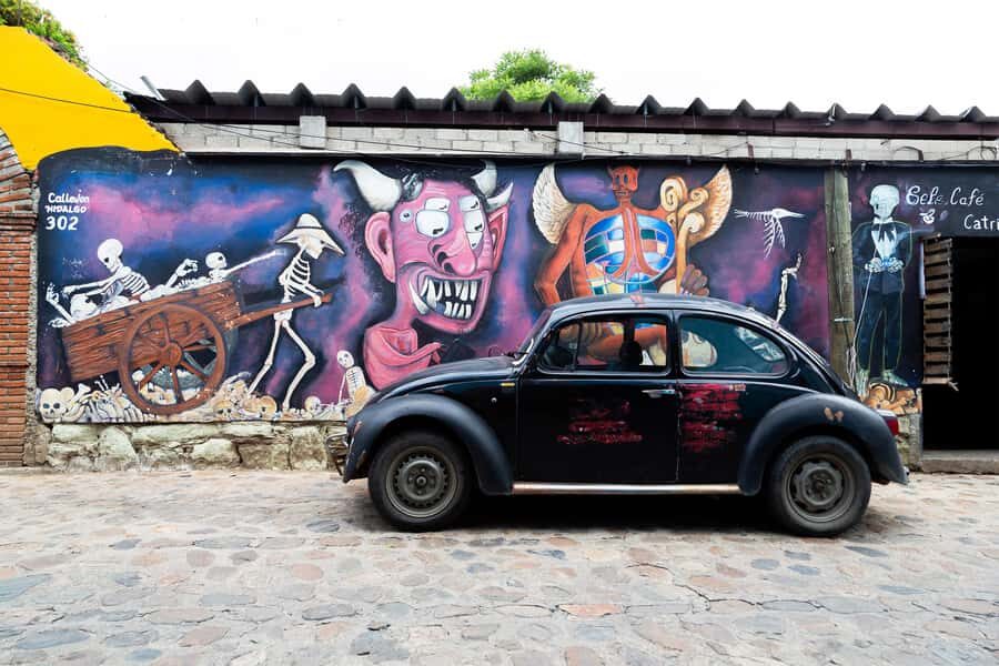 Oaxaca: The Art of Death walking tour - The 10-minute break rhythm that keeps it enjoyable