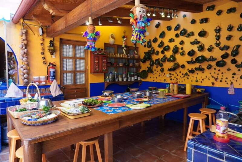 Oaxaca: Traditional Oaxacan Cooking Class with Market Visit - Cooking like an Oaxacan household: tortillas, sauces, and timing