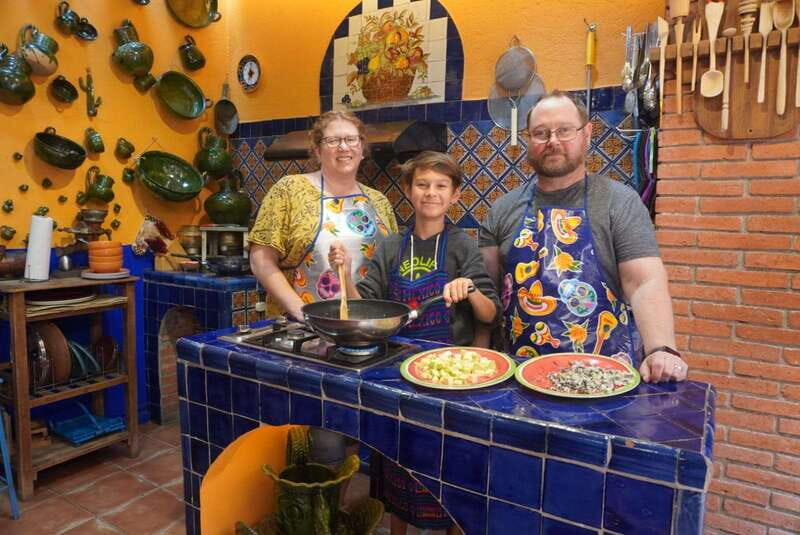 Oaxaca: Traditional Oaxacan Cooking Class with Market Visit - The market walk: where your chef helps you pick real ingredients