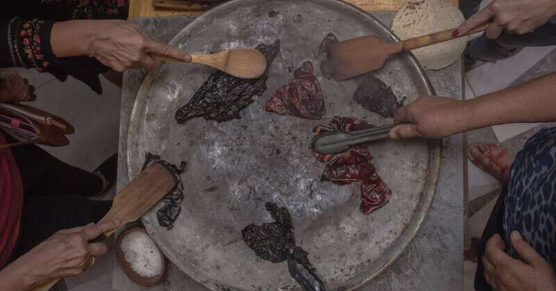 Oaxaca: Traditional Oaxacan Food Cooking Class - Getting ingredients at Etla: the smartest part of the whole day
