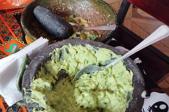 Oaxacan cooking class - Back in the kitchen: sauce in molcajete and the memelitas foundation