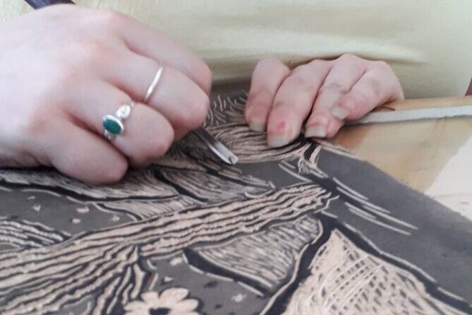 Print a work of art with a local artist for your home - Carving your design: what the steps feel like