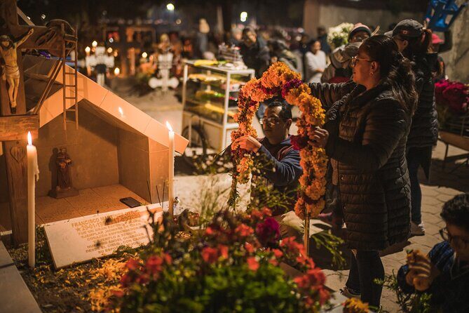 Private Oaxaca Walking Tour: Xoxocotlán Day of the Dead Altars - Parque Central Xoxo: marigolds, candles, and the story setting the tone