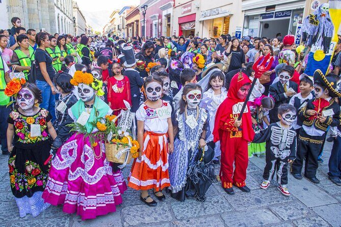 Private Oaxaca Walking Tour: Xoxocotlán Day of the Dead Altars - Del Panteón at night: bands, candlelight, and the food break