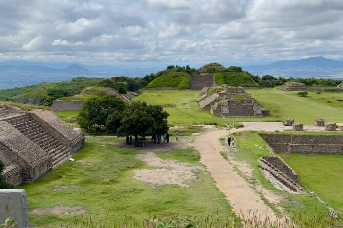 Private tour to Monte Alban and alebrijes and black mud and textiles - Stop 5: San Bartolo Coyotepec black clay ceramics