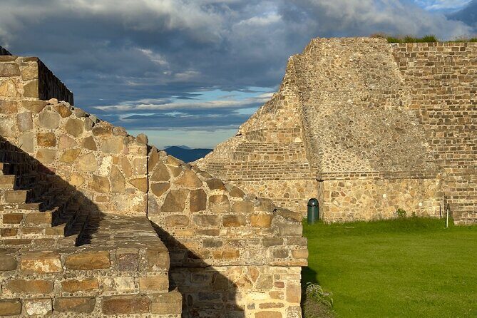 Private Tour to Monte Alban Half Day - Entering Monte Albán with Fernando: more than a walk among ruins