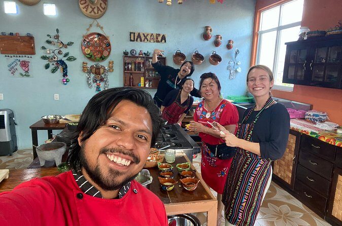 Que rico es oaxaca, Cooking Classes. - Inside a local home kitchen: shared tasks, real learning