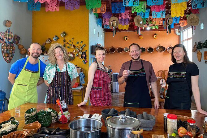 Que rico es oaxaca, Cooking Classes. - Market shopping: masa nixtamalizada and the salsa groundwork