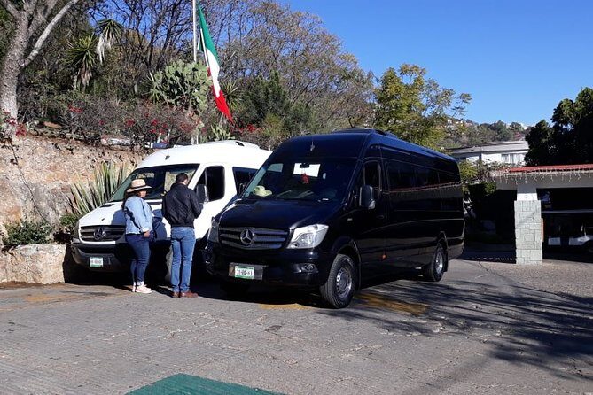 Shuttle from downtown Oaxaca city to Oaxaca airport. One way - If timing goes wrong: how the service responds