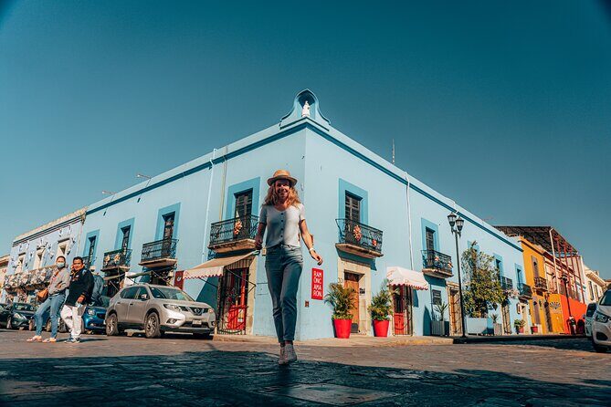 Walking tour with a local photographer in Oaxaca - How the photographer turns streets into portraits (without the selfie stress)